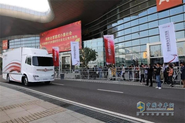 新一代東風天錦概念車動態(tài)演示