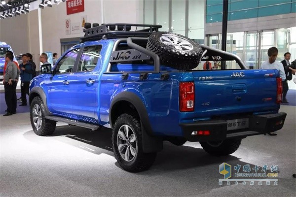 帥鈴T8國六版皮卡車身采用籠形設計