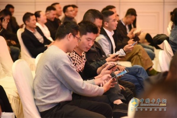 臺(tái)下觀眾的互動(dòng)參與也是熱情高漲