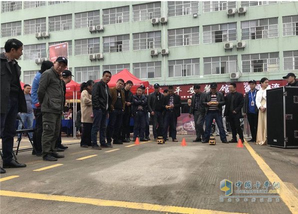 卡友們積極參與現(xiàn)場(chǎng)的互動(dòng)游戲，加深了對(duì)一汽解放的品牌信賴
