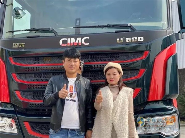 楠哥與愛(ài)人為聯(lián)合卡車10周年限量版車型點(diǎn)贊