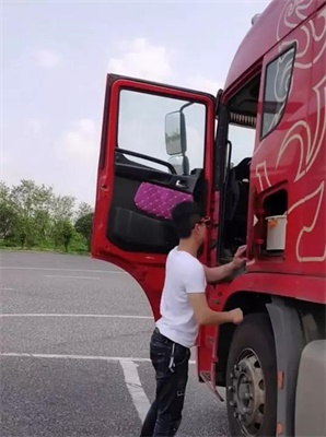 聯(lián)合卡車出車前，楠哥詳細(xì)“體檢”車輛