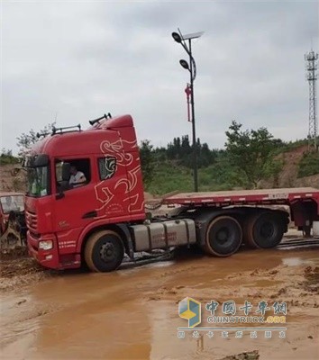 泥濘路況，難不倒聯(lián)合卡車