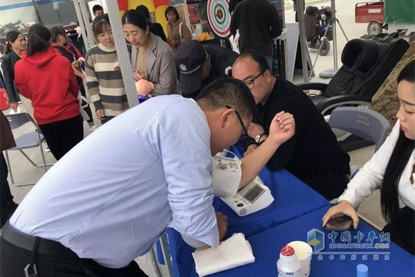 歐曼歐曼超級(jí)重卡快手版搭載康明斯X系列發(fā)動(dòng)機(jī)和采埃孚智能變速箱組成的超級(jí)動(dòng)力鏈，整車具有160萬公里無大修，2年不開缸、不開箱的性能，實(shí)現(xiàn)貨運(yùn)效率提升30%，每月出勤率達(dá)28天，完全滿足物流運(yùn)輸對(duì)時(shí)效性的嚴(yán)苛要求，重新定義全時(shí)出工。同時(shí)，福田戴姆勒汽車推出“321閃修”服務(wù)承諾，為客戶真正打造“不停車”的服務(wù)體驗(yàn)，實(shí)現(xiàn)卡友運(yùn)輸無憂。