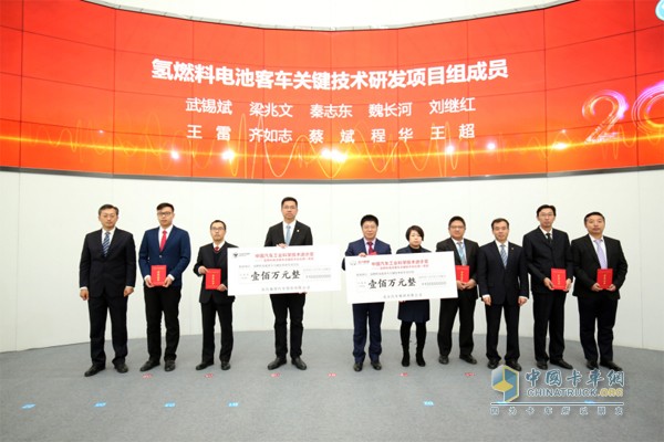 張夕勇、鞏月瓊為獲獎技術(shù)團(tuán)隊頒發(fā)200萬元獎勵
