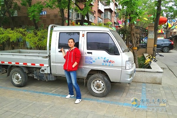 卡嫂在出彩卡車(chē)人活動(dòng)中吸引了很多人的目光