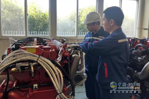 出廠檢的兩位員工正在進行一項重大問題的跟蹤反饋