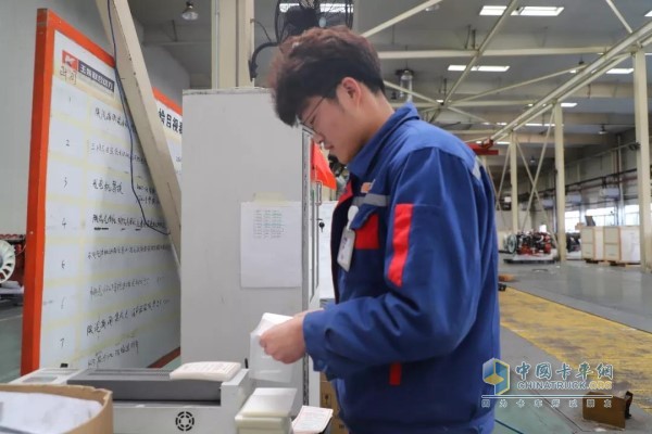 江孝宇是專門給發(fā)動機“掛牌”的活