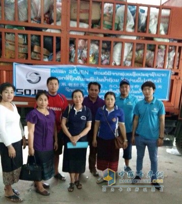 時駿汽車工作人員為災(zāi)區(qū)人民捐贈物資