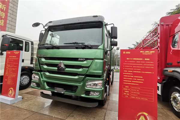 重汽HOWO 7插電混動(dòng)自卸車(chē)