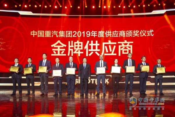 中國重汽集團(tuán)黨委書記、董事長譚旭光為玲瓏輪胎(左四)頒獎