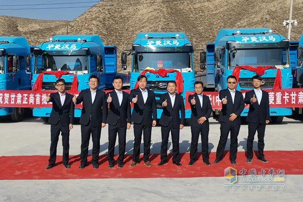 批量藍(lán)色輕量化漢馬H7牽引車隆重交付甘肅蘭州客戶