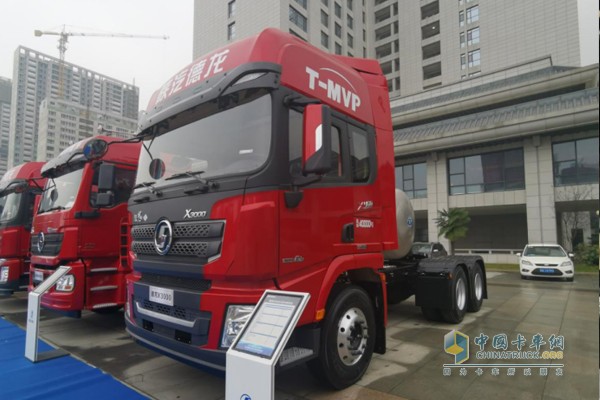 德龍X3000國(guó)六LNG牽引車