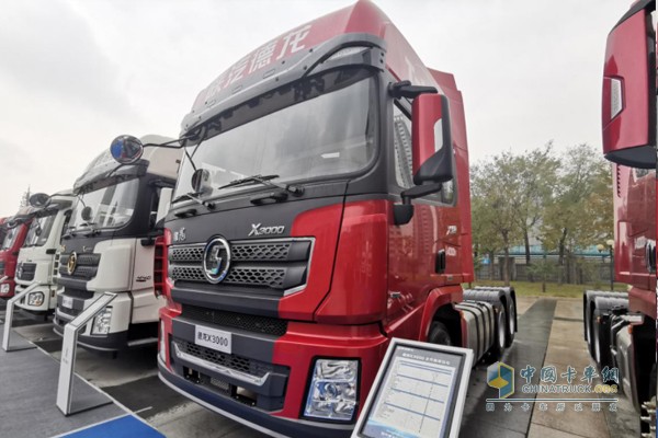 德龍X3000北方版牽引車，標(biāo)配有獨(dú)立暖風(fēng)、主副油箱等滿足寒冷地帶用車的實(shí)用配置