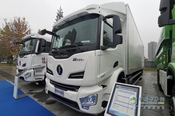 同時(shí)現(xiàn)場(chǎng)還展出一輛德龍M6000中置軸列車
