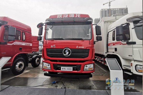 　搭載玉柴YC6J245發(fā)動(dòng)機(jī)的L3000的6X2廂式載貨車