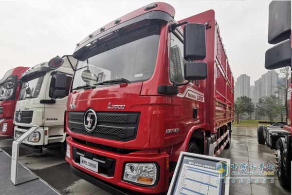 搭載玉柴YCS06270的國(guó)六倉(cāng)柵載貨車;