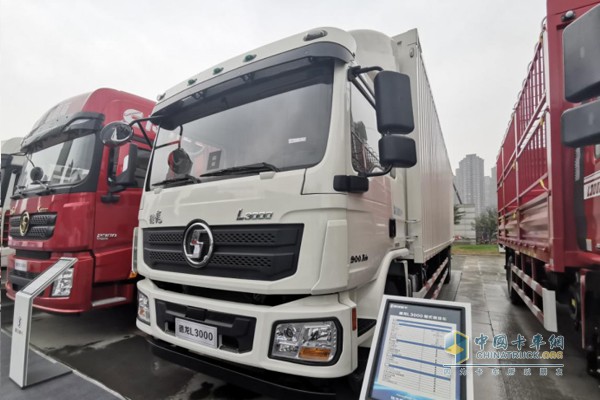 搭載玉柴YCK05240國(guó)六發(fā)動(dòng)機(jī)的德龍L3000廂式載貨車