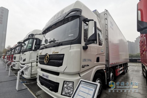 搭載康明斯X12國(guó)六動(dòng)力的德龍X3000 8x4輕量化廂式載貨車;