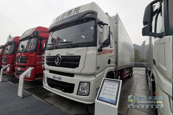德龍X3000輕快版冷藏載貨車，采用新飛專汽上裝，動(dòng)力為濰柴WP11發(fā)動(dòng)機(jī)，460馬力輸出，最大輸出扭矩2110N·m;
