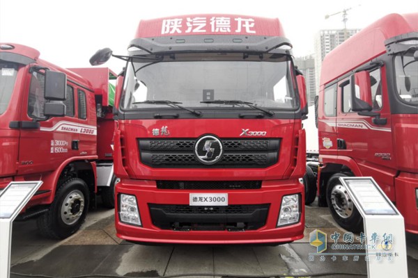 德龍X3000綠通版8X4載貨車，搭載濰柴WP10H發(fā)動(dòng)機(jī)，400馬力輸出，1900N·m最大扭矩，同樣是空氣懸架配置;