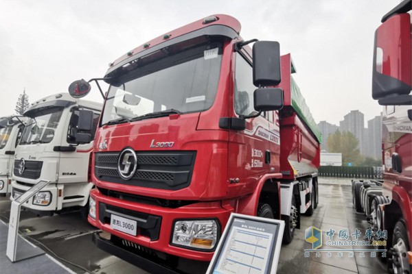 德龍L3000 8x4自卸車，搭載濰柴WP7發(fā)動(dòng)機(jī)，最大功率300馬力，最大扭矩1250N·m，匹配法士特10JSD140T鋁殼變速箱;