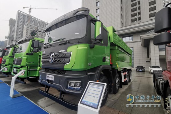 搭載濰柴WP12發(fā)動(dòng)機(jī)德龍X3000城建標(biāo)準(zhǔn)版渣土車，發(fā)動(dòng)機(jī)排量11.596L，430馬力輸出，最大扭矩2060N·m