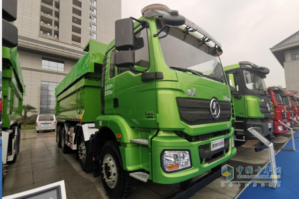 搭載康明斯X12動(dòng)力的新M3000城建標(biāo)準(zhǔn)版國(guó)六渣土車，發(fā)動(dòng)機(jī)排量11.8L，功率輸出385馬力，扭矩2000N·m。