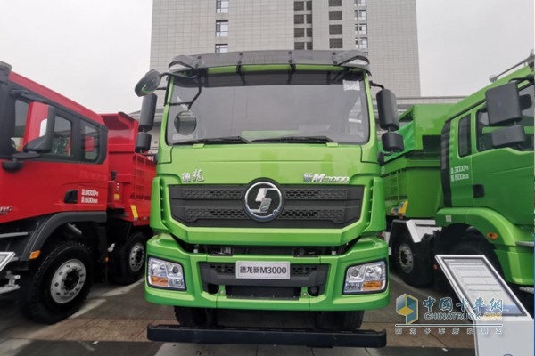 搭載濰柴WP10H國(guó)六發(fā)動(dòng)機(jī)的新M3000城建標(biāo)準(zhǔn)版自卸車，排量9.5L，375馬力輸出，最大扭矩1800N·m。