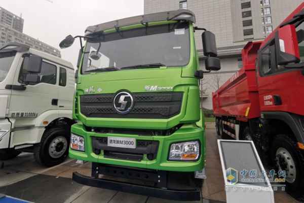 德龍新M3000國(guó)六LNG標(biāo)準(zhǔn)版渣土自卸車，430馬力輸出，罐體容積500L。