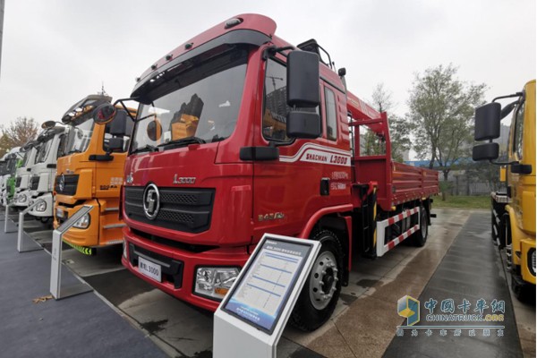 德龍L3000隨車起重運(yùn)輸車，搭載濰柴WP6H國(guó)六發(fā)動(dòng)機(jī)，最大功率245馬力，最大扭矩1100N·m;