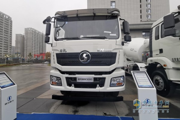 空氣懸架承載的德龍新M30008X4攪拌車，攪拌方量7.95m3。