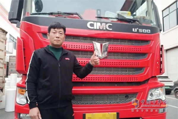 創(chuàng)運(yùn)物流車(chē)輛規(guī)劃調(diào)度管理部經(jīng)理李學(xué)飛為聯(lián)合卡車(chē)點(diǎn)贊