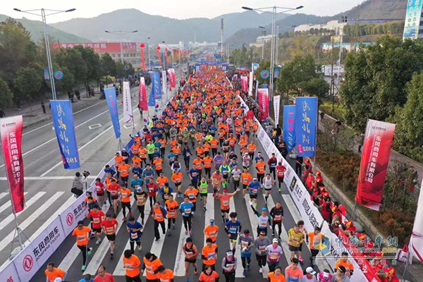 現(xiàn)場(chǎng)近萬(wàn)名參賽選手一齊奔跑的畫(huà)面形成一道亮麗的風(fēng)景線