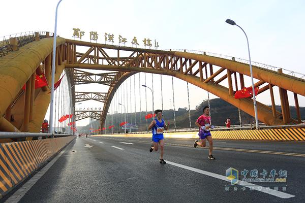 參賽選手途徑美麗的鄖陽(yáng)漢江大橋