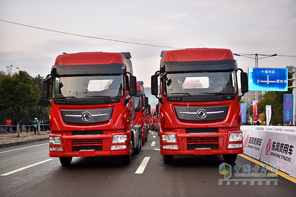行駛中的東風(fēng)商用車(chē)巡游車(chē)隊(duì)