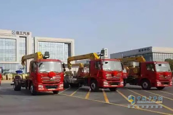 “漢風(fēng)”高端重卡底盤+新一代G系列高端隨車起重機(jī)上裝