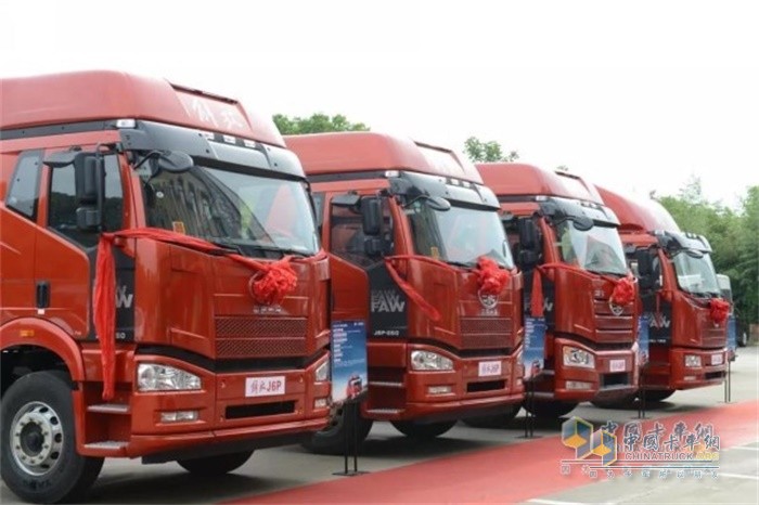 一汽解放新J6P 8X4載貨車(chē)