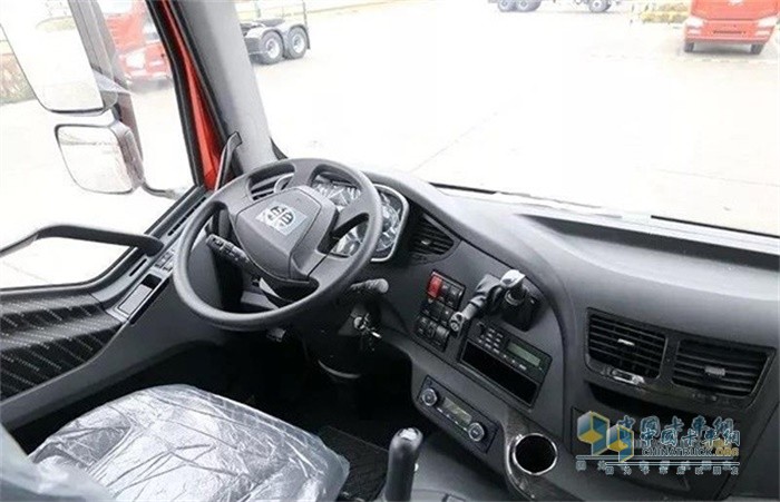 解放新J6P6x4質(zhì)惠版牽引車(chē)駕駛舒適