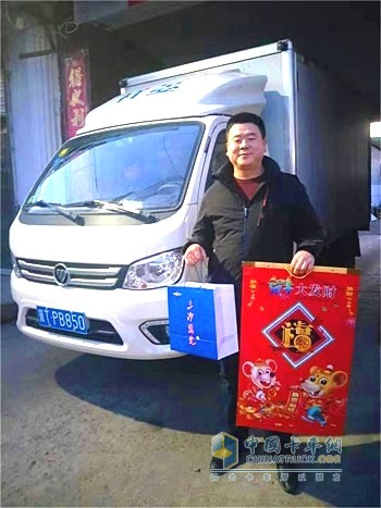 接受主動(dòng)服務(wù)后，客戶露出滿意的笑