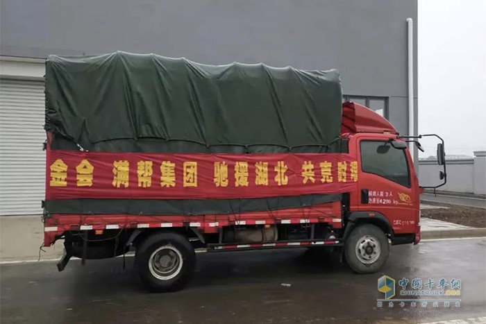 滿幫消毒液裝車(chē)完畢，準(zhǔn)備運(yùn)往孝感