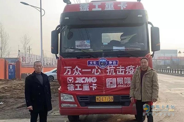 成占奇 王武衛(wèi)無償駕車進行物資配送