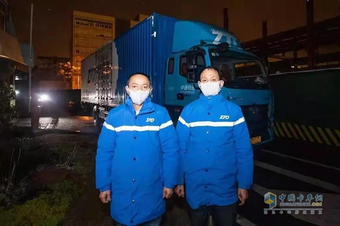 中通快遞的卡友王師傅冒雨連夜疾馳10多個小時，10萬支口罩從安徽寧國送達武漢