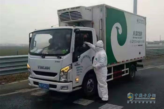 武漢返程運(yùn)送車輛需經(jīng)過衛(wèi)生防疫部門全面的防疫消毒并對(duì)駕駛員進(jìn)行有效隔離