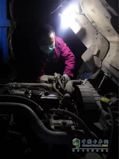 張三軍奮戰(zhàn)一夜修復(fù)車輛