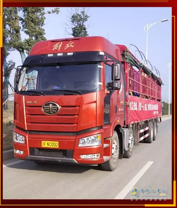 滿載貨物的解放汽車，馳援“前線”