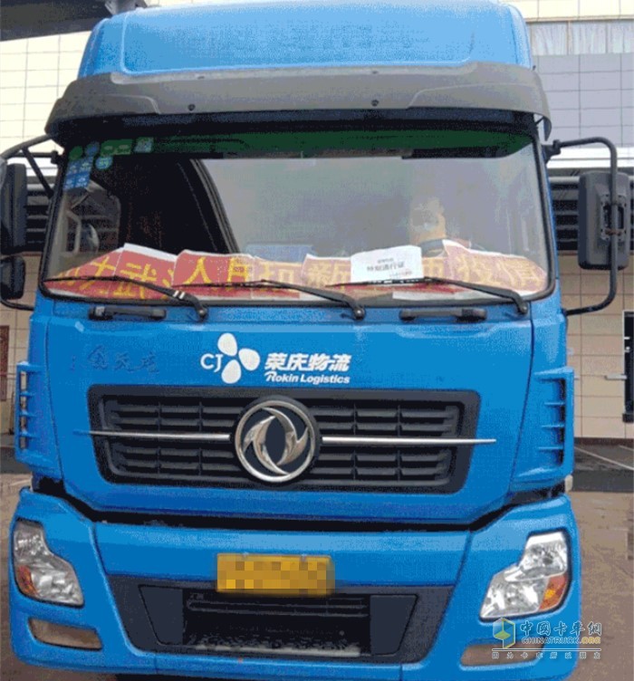 裝載東風(fēng)康明斯發(fā)動機(jī)的運(yùn)輸車為武漢地區(qū)運(yùn)送救援物資