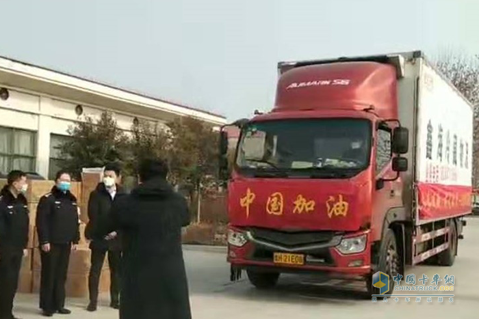 鑫海冷鏈物流車隊向濟(jì)寧各大警察局、醫(yī)院等一線部門免費(fèi)派送新鮮蔬菜水果