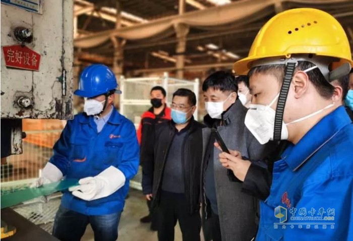 2020年2月9日下午，陜西省政府副秘書長蘭建文到陜汽就防疫物資生產(chǎn)情況進(jìn)行專題調(diào)研。陜汽控股黨委書記、董事長袁宏明陪同調(diào)研。
