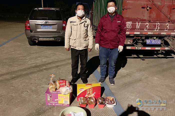 肖師傅(左)與漢中德意江淮輕卡服務站趙站長